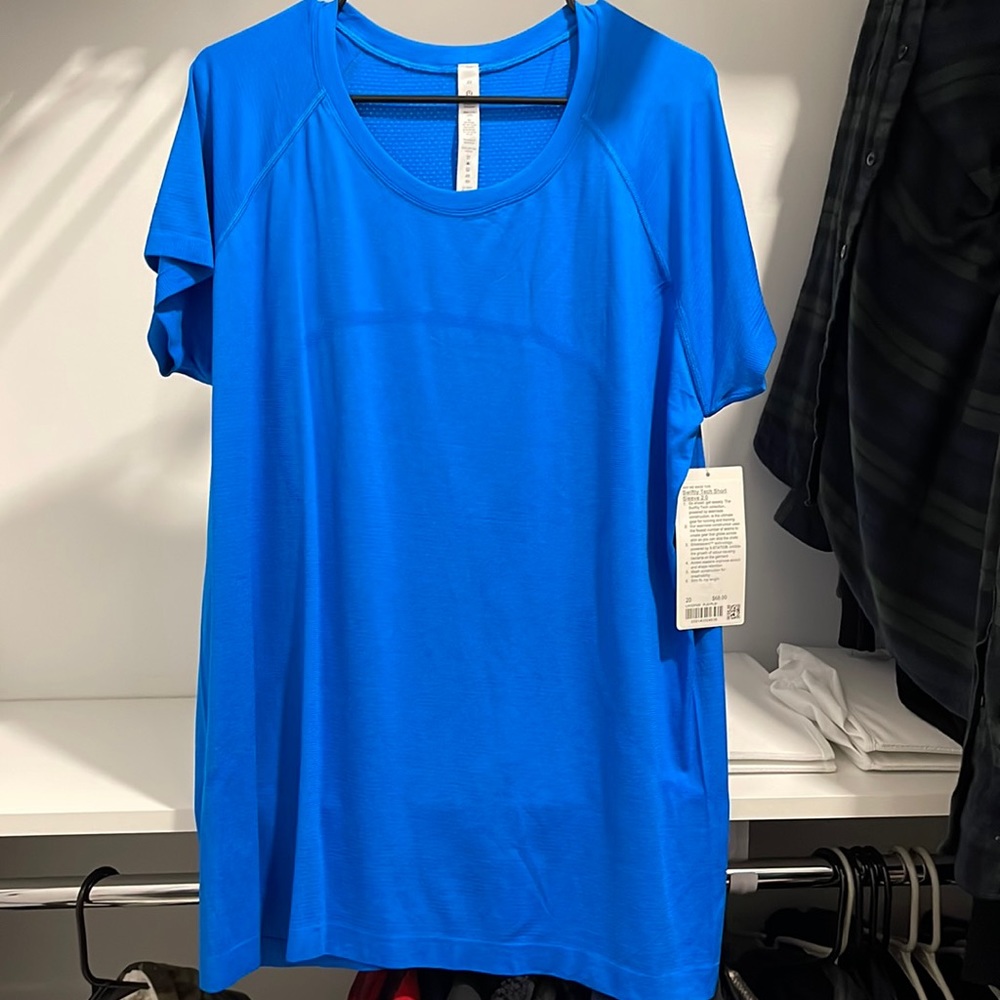 Swiftly Tech short sleeve 2.0 in Poolside